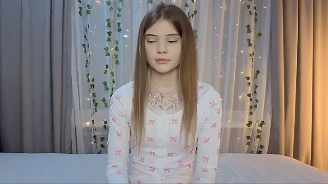 CarolinePepper online show from April 4, 1:39 pm