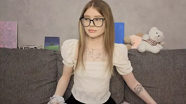 CarolinePepper online show from May 23, 1:43 pm