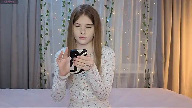 CarolinePepper online show from March 20, 1:56 pm