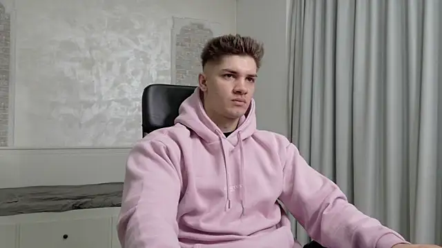 MaxKaiden online show from April 3, 4:30 am