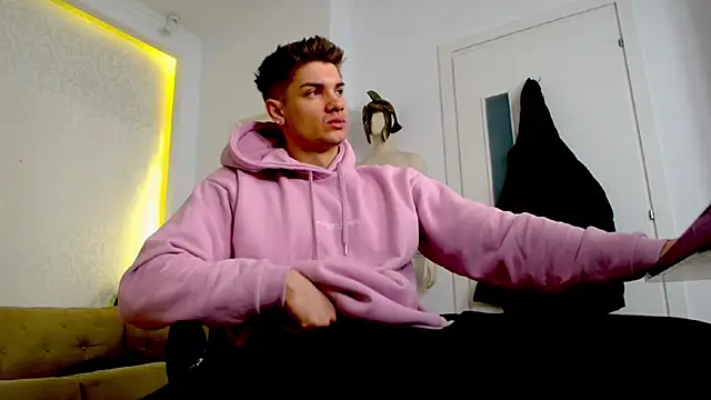 MaxKaiden online show from April 10, 4:30 am