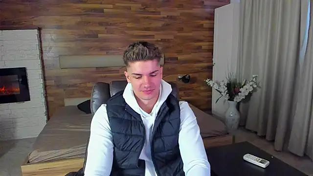 MaxKaiden online show from March 13, 6:40 am