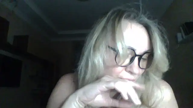 Snapshot of Mary888x chatting on December 21, 7:59 pm Mary888x online show from December 21, 7:59 pm