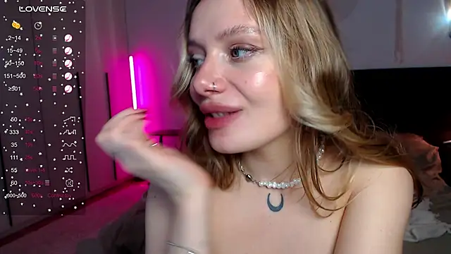 LunaticaBae online show from March 16, 7:15 am