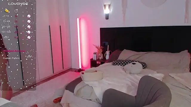 LunaticaBae online show from March 3, 12:45 am