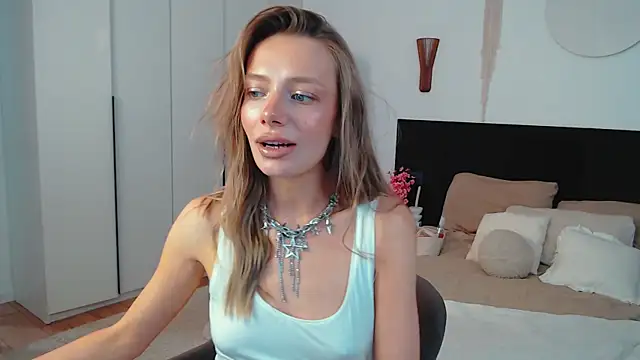 LunaticaBae online show from July 16, 6:10 am