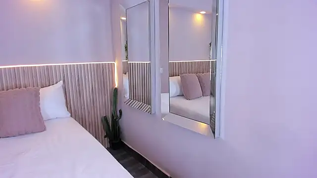 GeorginaReyes online show from April 7, 10:55 pm