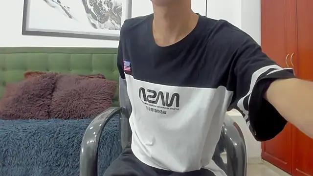 Snapshot of Johann_sex chatting on February 17, 5:32 pm Johann sex online show from February 17, 5:32 pm