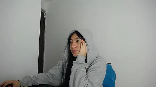 Snapshot of Arielle_lov chatting on February 13, 11:21 am Arielle lov online show from February 13, 11:21 am