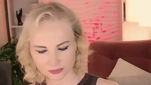 Snapshot of Sandra_Kind chatting on June 6, 5:34 am Sandra Kind online show from June 6, 5:34 am