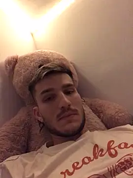 Snapshot of yoyoboy988 chatting on February 17, 9:10 pm yoyoboy988 online show from February 17, 9:10 pm