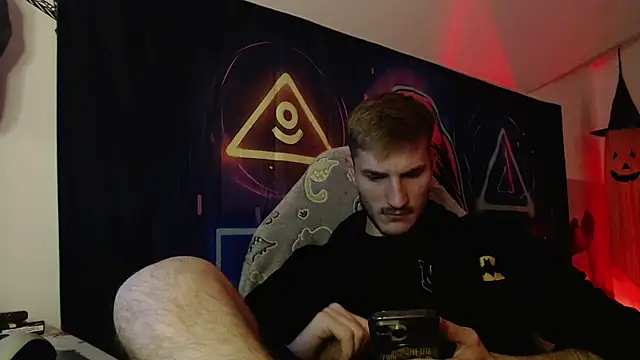 Snapshot of yoyoboy988 chatting on November 18, 5:49 pm yoyoboy988 online show from November 18, 5:49 pm