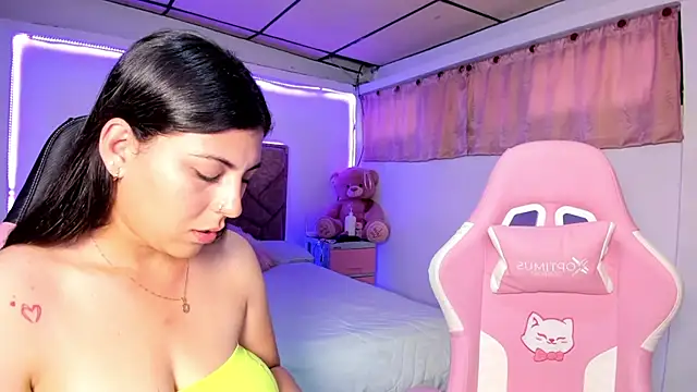 Snapshot of Cristal_Smith20 chatting on June 18, 11:37 am Cristal Smith20 online show from June 18, 11:37 am