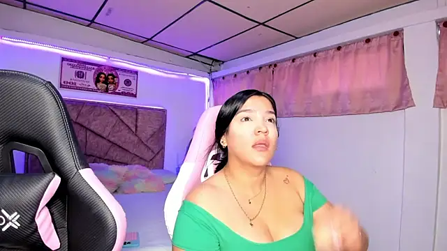 Snapshot of Cristal_Smith20 chatting on June 19, 11:38 am Cristal Smith20 online show from June 19, 11:38 am