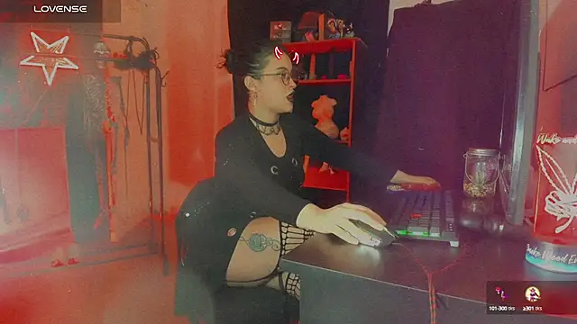 Snapshot of OnyxDiosaGotica chatting on October 12, 2:46 am OnyxDiosaGotica online show from October 12, 2:46 am