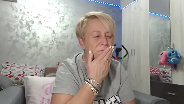 RosesandLillies online show from April 11, 3:59 pm