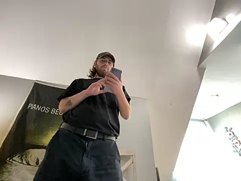 Snapshot of Explosive_andyy chatting on October 27, 4:08 pm Explosive andyy online show from October 27, 4:08 pm