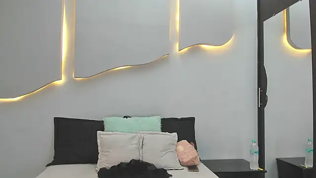 EmilyDiaaz online show from April 10, 12:12 pm