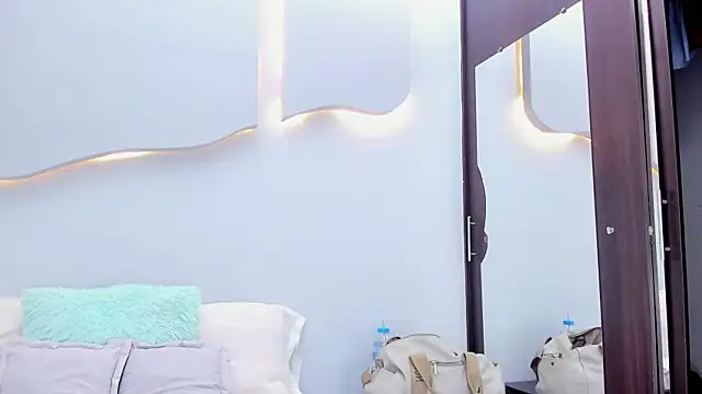 EmilyDiaaz online show from April 25, 12:30 pm