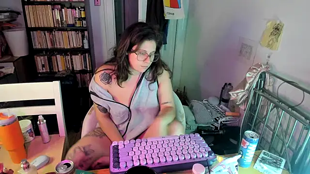 Rosiee69  online show from November 4, 9:29 pm