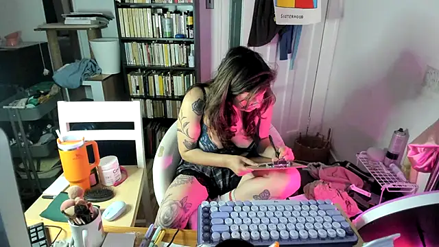 Rosiee69  online show from October 28, 9:25 pm