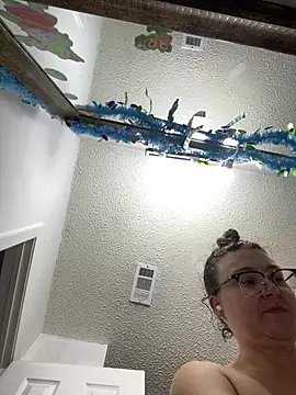 HTXBELLE online show from March 10, 1:15 pm