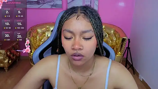 Snapshot of catalina25_t chatting on February 18, 8:05 pm catalina25 t online show from February 18, 8:05 pm