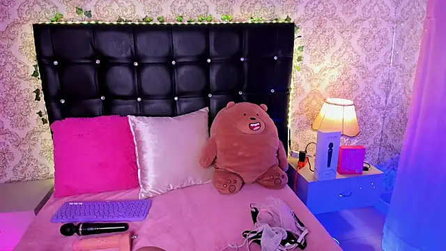 Snapshot of Luna_Sommer chatting on February 2, 7:35 pm Luna Sommer online show from February 2, 7:35 pm