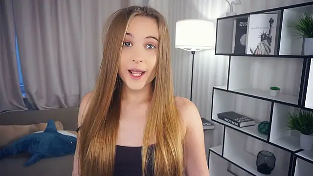 Snapshot of QuennaCoote chatting on December 5, 6:45 am QuennaCoote online show from December 5, 6:45 am