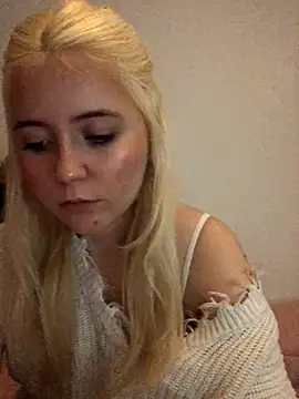 Snapshot of Blondie_Sofia_Essexbabe chatting on November 5, 8:34 pm Blondie Sofia Essexbabe online show from November 5, 8:34 pm