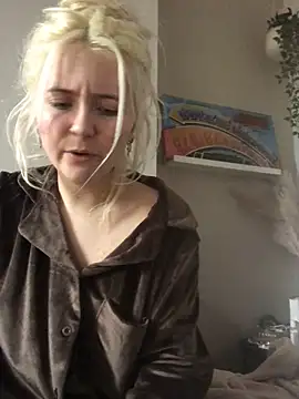 Snapshot of Blondie_Sofia_Essexbabe chatting on November 12, 11:03 am Blondie Sofia Essexbabe online show from November 12, 11:03 am