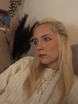 Snapshot of Blondie_Sofia_Essexbabe chatting on October 24, 11:15 pm Blondie Sofia Essexbabe online show from October 24, 11:15 pm