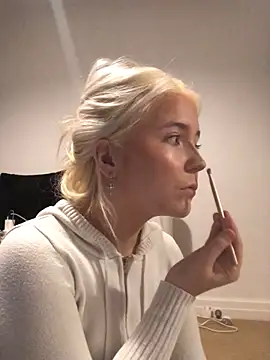 Snapshot of Blondie_Sofia_Essexbabe chatting on November 4, 6:33 pm Blondie Sofia Essexbabe online show from November 4, 6:33 pm