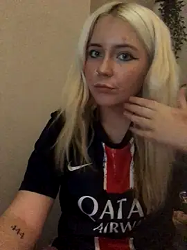 Snapshot of Blondie_Sofia_Essexbabe chatting on October 22, 7:35 pm Blondie Sofia Essexbabe online show from October 22, 7:35 pm