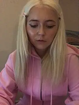 Snapshot of Blondie_Sofia_Essexbabe chatting on November 4, 12:14 am Blondie Sofia Essexbabe online show from November 4, 12:14 am