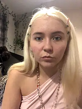 Snapshot of Blondie_Sofia_Essexbabe chatting on November 8, 7:39 pm Blondie Sofia Essexbabe online show from November 8, 7:39 pm