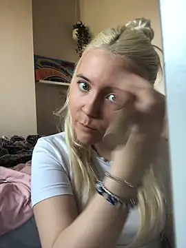 Snapshot of Blondie_Sofia_Essexbabe chatting on November 13, 12:53 pm Blondie Sofia Essexbabe online show from November 13, 12:53 pm