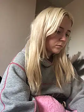 Snapshot of Blondie_Sofia_Essexbabe chatting on November 18, 11:35 am Blondie Sofia Essexbabe online show from November 18, 11:35 am