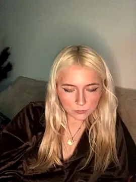 Snapshot of Blondie_Sofia_Essexbabe chatting on December 17, 11:32 pm Blondie Sofia Essexbabe online show from December 17, 11:32 pm