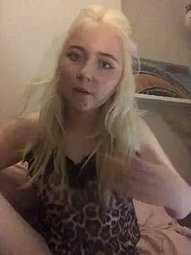 Snapshot of Blondie_Sofia_Essexbabe chatting on November 7, 12:15 am Blondie Sofia Essexbabe online show from November 7, 12:15 am