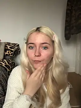 Snapshot of Blondie_Sofia_Essexbabe chatting on November 27, 11:54 am Blondie Sofia Essexbabe online show from November 27, 11:54 am