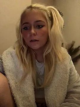 Snapshot of Blondie_Sofia_Essexbabe chatting on October 27, 12:44 am Blondie Sofia Essexbabe online show from October 27, 12:44 am