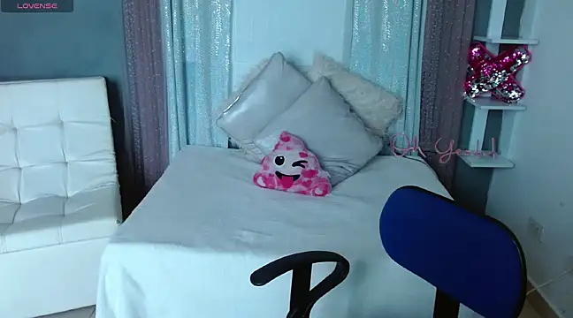 Snapshot of emily-777 chatting on February 17, 7:44 pm emily-777 online show from February 17, 7:44 pm