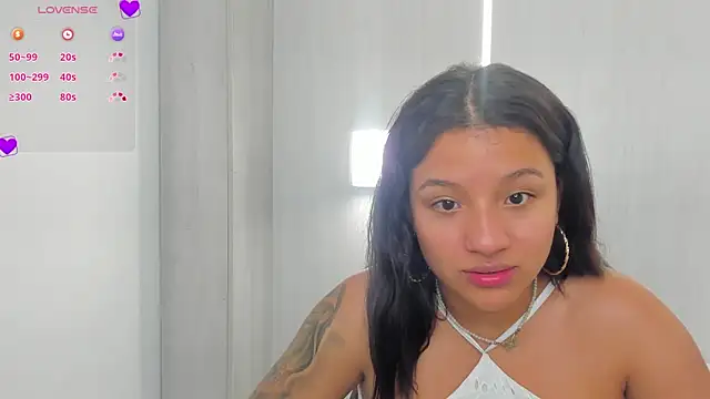 nahomi blade online show from March 4, 3:00 am