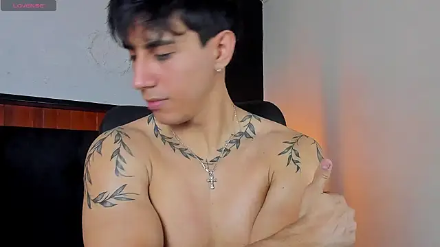 Snapshot of Allex_Cano chatting on October 19, 11:18 pm Allex Cano online show from October 19, 11:18 pm