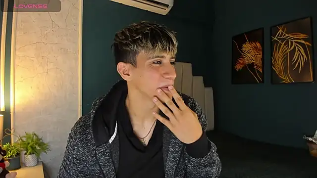 Snapshot of Allex_Cano chatting on March 8, 3:28 am Allex Cano online show from March 8, 3:28 am