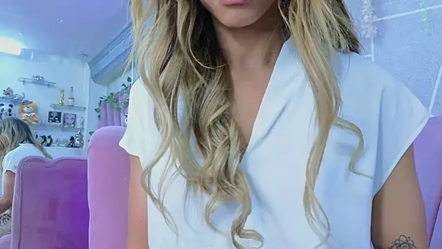 Snapshot of EmmyCortez chatting on November 7, 12:21 pm EmmyCortez online show from November 7, 12:21 pm