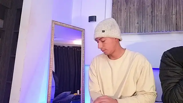 Snapshot of aron_and_paula chatting on November 9, 5:00 am aron and paula online show from November 9, 5:00 am