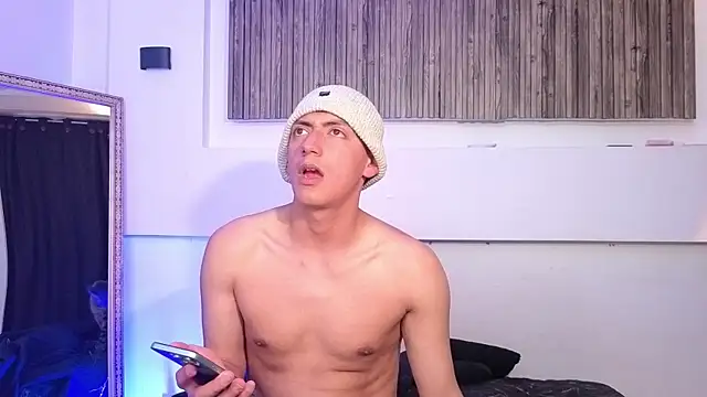 Snapshot of aron_and_paula chatting on November 4, 4:05 am aron and paula online show from November 4, 4:05 am