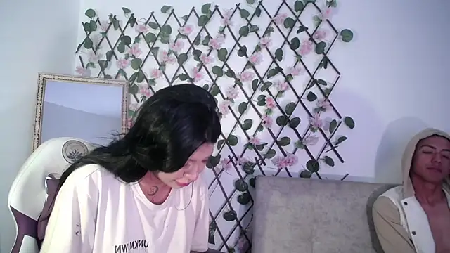 Snapshot of aron_and_paula chatting on February 20, 4:18 am aron and paula online show from February 20, 4:18 am